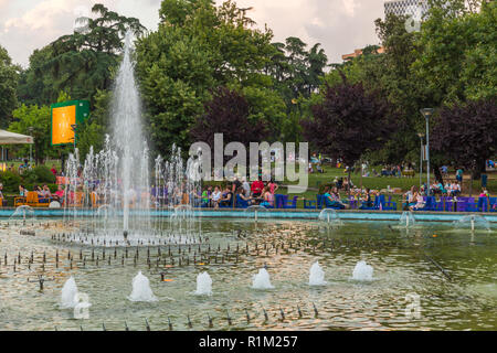 Tirana, Albanien - 30 Juni 2014: Blick auf die Fontänen im Park der Jugend in Tirana City Center. Tirana ist die Hauptstadt und die bevölkerungsreichste Stadt in Albanien. Stockfoto