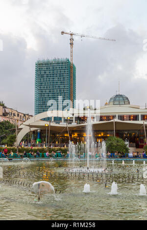 Tirana, Albanien - 30 Juni 2014: Blick auf die Fontänen im Park der Jugend in Tirana City Center. Tirana ist die Hauptstadt und die bevölkerungsreichste Stadt in Albanien. Stockfoto