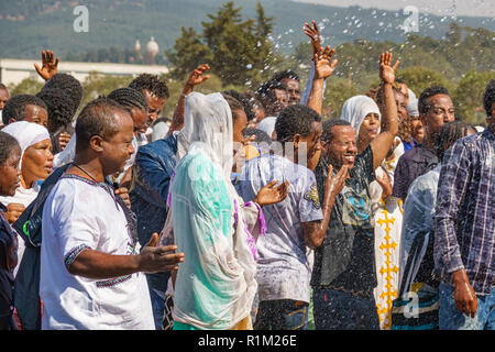 Menschen mit dem heiligen Wasser während Timkat Festival in Addis Ababa Äthiopien gespritzt Stockfoto