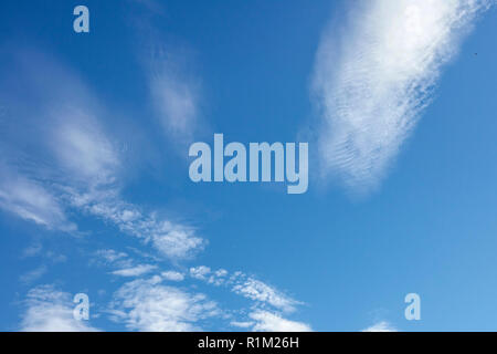 Cirrus Wolken blauen Himmel Stockfoto