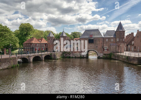 Der Kanal Eem mit im Hintergrund das mittelalterliche Tor der Koppelpoort in der Stadt Amersfoort in den Niederlanden Stockfoto