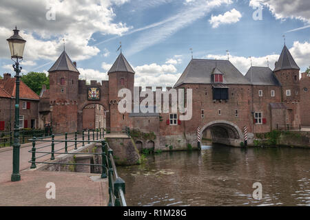 Der Kanal Eem mit im Hintergrund das mittelalterliche Tor der Koppelpoort in der Stadt Amersfoort in den Niederlanden Stockfoto