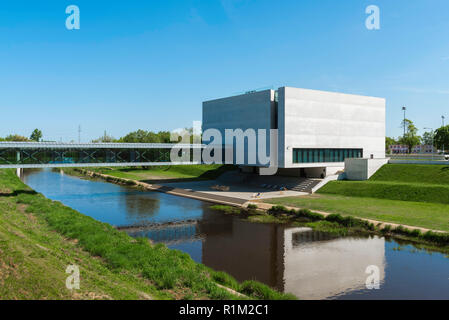 Porta Posnania Poznan, Blick über den Fluss Cybina in Richtung Porta Posnania interaktive Heritage Center Gebäude, Poznan, Polen. Stockfoto