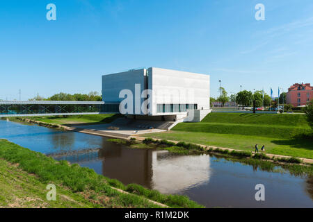 Poznan Porta Posnania, Blick über den Fluss Cybina in Richtung Porta Posnania interaktive Heritage Center Gebäude, Poznan, Polen. Stockfoto