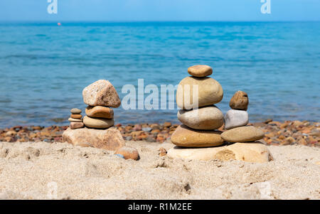 Balance Steine Kunst Bau am Strand auf Sizilien Insel, Italien Stockfoto