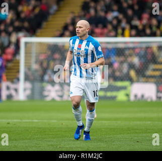 WATFORD, England - 27. Oktober: Aaron Mooy von Huddersfield Town während der Premier League Spiel zwischen FC Watford und Huddersfield Town an der Vicarage Road am 27. Oktober 2018 in Watford, Vereinigtes Königreich. (MB) Stockfoto