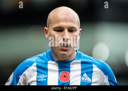 WATFORD, England - 27. Oktober: Aaron Mooy von Huddersfield Town während der Premier League Spiel zwischen FC Watford und Huddersfield Town an der Vicarage Road am 27. Oktober 2018 in Watford, Vereinigtes Königreich. (MB) Stockfoto