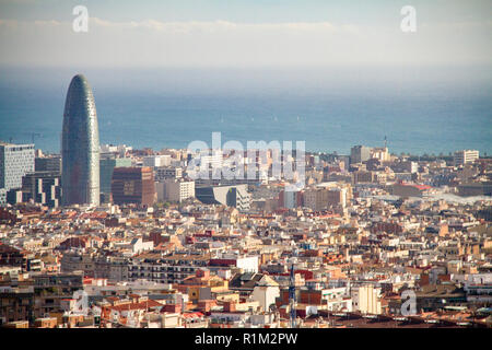 Barcelona/Spanien - 02.04.2014: Barcelona Stadtbild Blick vom Aussichtspunkt mit Torre Agbar aus einer Entfernung auf einen trüben Tag Stockfoto