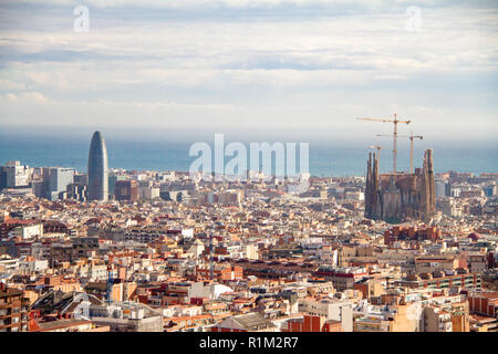 Barcelona/Spanien - 02.04.2014: Barcelona Stadtbild Blick vom Aussichtspunkt mit Torre Agbar und der Sagrada Familia aus der Ferne Stockfoto