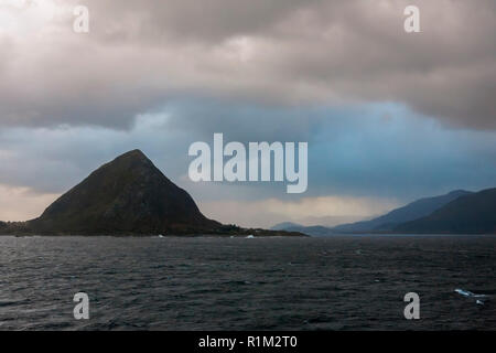 Dawn Ansatz nach Ålesund in der Breidsundet, Møre og Romsdal, Norwegen Stockfoto