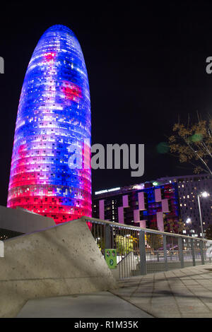 Barcelona/Spanien - 02.04.2014: Barcelona Torre Agbar Tower bei Nacht Stockfoto