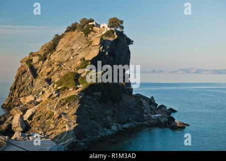 Die Kirche des Agios Ioannis Kastri auf einem Felsen bei Sonnenuntergang, berühmten von Mamma Mia Filmszenen, Insel Skopelos, Griechenland Stockfoto