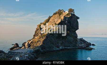 Die Kirche des Agios Ioannis Kastri auf einem Felsen bei Sonnenuntergang, berühmten von Mamma Mia Filmszenen, Insel Skopelos, Griechenland Stockfoto