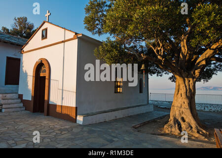 Olivenbaum und die Kirche des Agios Ioannis Kastri bei Sonnenuntergang, berühmten von Mamma Mia Filmszenen, Insel Skopelos, Griechenland Stockfoto