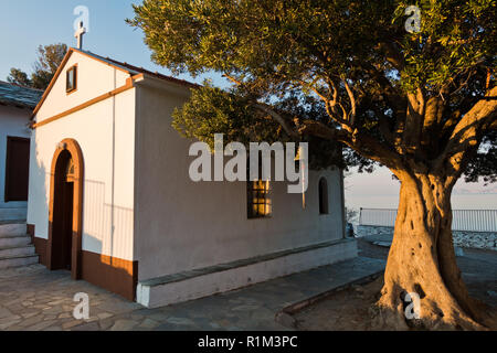 Olivenbaum und die Kirche des Agios Ioannis Kastri bei Sonnenuntergang, berühmten von Mamma Mia Filmszenen, Insel Skopelos, Griechenland Stockfoto