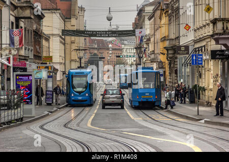 Zagreb, Kroatien, November 2018 - Blick auf die frankopanska Straße mit Straßenbahnen, Fußgänger und Autos Stockfoto