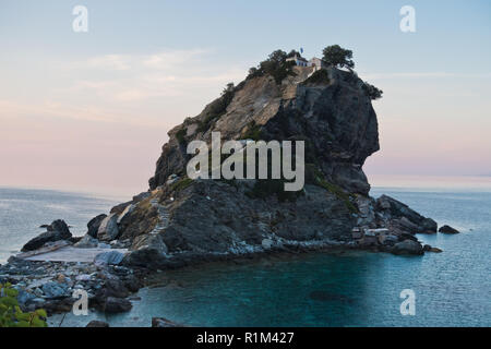 Die Kirche des Agios Ioannis Kastri auf einem Felsen bei Sonnenuntergang, berühmten von Mamma Mia Filmszenen, Insel Skopelos, Griechenland Stockfoto