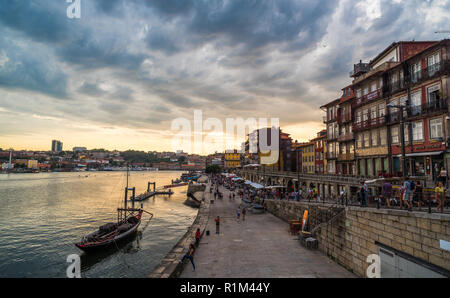 Sonnenuntergang Blick auf Porto Waterfront, Portugal Stockfoto