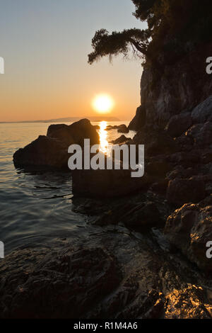 Sihouette eines Felsen bei Sonnenuntergang, Kastani Mamma Mia Strand, Insel Skopelos, Griechenland Stockfoto