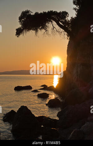 Sihouette eines Felsen bei Sonnenuntergang, Kastani Mamma Mia Strand, Insel Skopelos, Griechenland Stockfoto