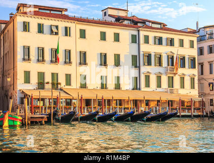 Hotel in Venedig mit gondelfahrt Pier in der Nähe der Pizza San Marco, Ansicht von t Stockfoto