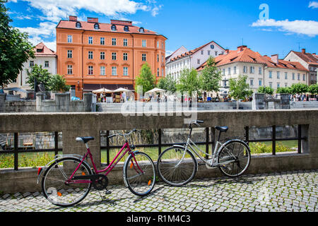 LJUBLJANA, Slowenien - 28. JUNI 2015: Fahrräder direkt am Wasser und im Zentrum von Ljubljana Stockfoto