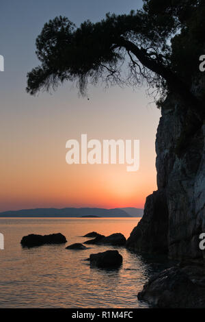 Sihouette eines Felsen bei Sonnenuntergang, Kastani Mamma Mia Strand, Insel Skopelos, Griechenland Stockfoto