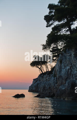 Sihouette eines Felsen bei Sonnenuntergang, Kastani Mamma Mia Strand, Insel Skopelos, Griechenland Stockfoto