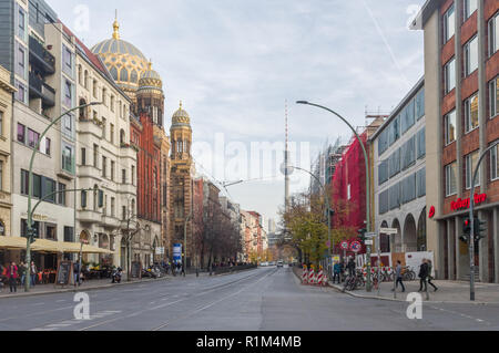 Berlin, Deutschland (10 November 2018) - Blick von der Oranienburger Straße mit der Neuen Synagoge auf der linken und der Fernsehturm im Hintergrund Stockfoto