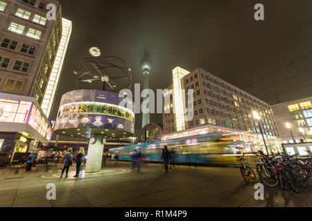 Berlin, Deutschland - am späten Abend Blick auf den Alexanderplatz mit dem berühmten worldclock im Vordergrund und der Fernsehturm im Hintergrund Stockfoto