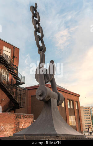 'Sky Hook"-Kette Skulptur, Trafford Park, Manchester. Vor Trafford Park Telefon Exchange Gebäude Stockfoto