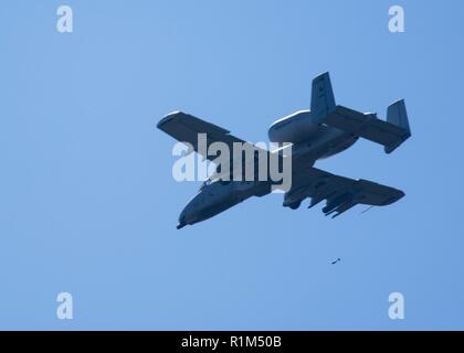 Eine A 10 Thunderbolt Ii Pilot Mit Der 163d Fighter Squadron Aus Fort Wayne Air National Guard Base Ind Macht Eine Bombardieren Pass Wahrend Hawgsmoke An Kanone Reihe Mo 18 Oktober 2018 Die