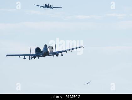 Us Air Force A-10 Thunderbolt II Piloten auf der 74th Fighter Squadron zugeordnet von Moody Air Force Base, Ga, ein Erscheinen des Kraft während Hawgsmoke an Kanone Reihe, Mo, 18. Oktober 2018 demonstrieren. Die 74 FS vor Kurzem eine 7 Monat Einsatz zur Unterstützung der Operation inhärenten Lösen. Stockfoto