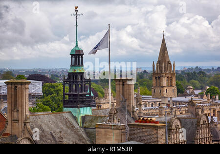 Der Turm der Oxford Rathaus mit Flagge und Wappen der Arm von Oxford und die Christ Church Cathedral von der Oberseite der Carfax Tower gesehen. Oxford Un Stockfoto