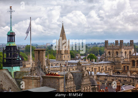 Der Turm der Oxford Rathaus mit Flagge und Wappen der Arm von Oxford und die Christ Church Cathedral von der Oberseite der Carfax Tower gesehen. Oxford Un Stockfoto