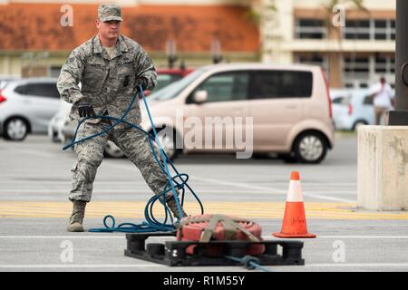 Us Air Force Senior Airman Forrest Privette, 18 Bauingenieur Squadron Feuerwehrmann, zieht einen Schlitten während der 2018 Feuer versammeln, Oktober 11, 2018, bei Kadena Air Base, Japan. Ein Feuer versammeln, gibt den Menschen die Möglichkeit zu Aufgaben eines Feuerwehrmanns würde bei einem Notfall erleben. Stockfoto