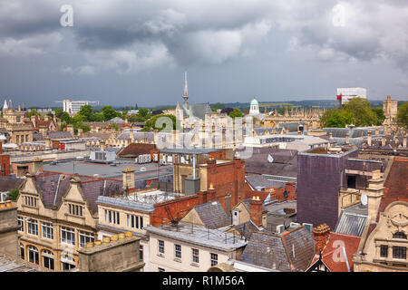 Der Blick von der Spitze der Carfax Tower an der Oxford City Skyline. Der Oxford University. England Stockfoto