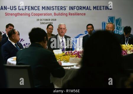 Us-Verteidigungsminister James N. Mattis Adressen Teilnehmer an der ASEAN-US-Verteidigungsminister informellen Treffen, Singapur, Okt. 19, 2018. Stockfoto