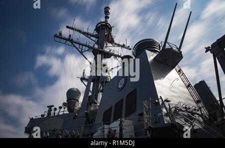 Mittelmeer (Okt. 2010) 18, 2018) Der Arleigh-burke-Klasse geführte Anti-raketen-Zerstörer USS Carney (DDG64) Transite das Mittelmeer Okt. 18, 2018. Carney, Vorwärts - Rota, Spanien eingesetzt, ist über seine fünfte Patrouille in den USA 6 Flotte Bereich der Maßnahmen zur Unterstützung der regionalen Verbündeten und Partnern sowie die nationale Sicherheit der USA Interessen in Europa und Afrika. Stockfoto