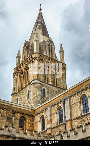 Der Turm über der Vierung der Kirche Christi mit der Kathedrale, vom Kreuzgang Garth gesehen. Der Oxford University. England Stockfoto