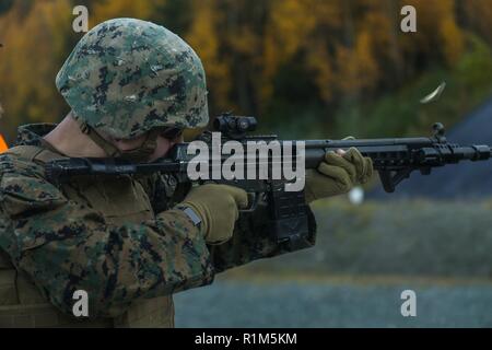 Us Marine Corps Sgt. Brian Daly, mit 2. Marine Logistik Group-Forward, Brände eine Norwegische AG-3 battle Rifle mit der Norwegischen Home Guard während der Übung Trident Punkt 18 in der Hölle, Norwegen, 12.10.2018. Die Norweger ausgebildete US-Marines auf der Einarbeitung der verschiedenen Gewehren durch die Norweger verwendet, um die USA und die NATO-Verbündeten und Partnern "Fähigkeit zur Zusammenarbeit militärische Operationen unter schwierigen Bedingungen zu verbessern. Stockfoto