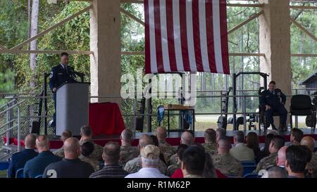 Chief Master Sgt. Michael West, eine spezielle Taktik combat Controller mit dem 24 Special Operations Wing, gibt Erläuterungen während seiner Pensionierung Zeremonie am Hurlburt Field, Florida, Okt. 19, 2018. Für 30 Jahre, West war Teil eines hoch qualifizierten Special Operations force, Air Power in die spezielle Operationen" im Rahmen der Manöver integriert. Stockfoto