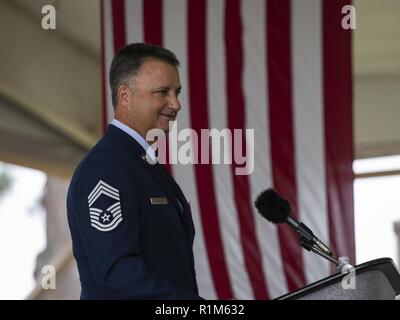 Chief Master Sgt. Michael West, eine spezielle Taktik combat Controller mit dem 24 Special Operations Wing, gibt Erläuterungen während seiner Pensionierung Zeremonie am Hurlburt Field, Florida, Okt. 19, 2018. Für 30 Jahre, West war Teil eines hoch qualifizierten Special Operations force, Air Power in die spezielle Operationen" im Rahmen der Manöver integriert. Stockfoto