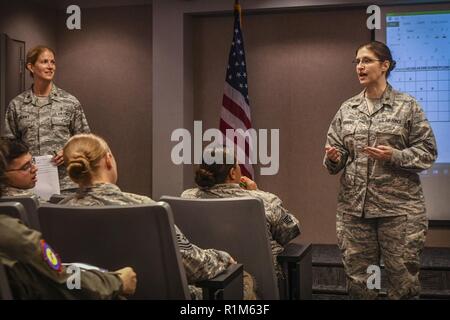 Air Force Safety Center Faktor Mensch Werkstattleiter, Maj. Nancy Delaney, Links, und Maj. Heather Tevebaugh, kurze Studenten während ihrer Kurs am Joint Base Langley-Eustis, Virginia, Okt. 10, 2018. Delaney und Tevebaugh Reisen zu verschiedenen Air Force Installationen auf der ganzen Welt zu Flieger aller Ränge auf den menschlichen Faktoren, die mit Sicherheit als Teil einer Luftwaffe Bemühung, eine Gruppe von Experten, die bei zukünftigen Unfalluntersuchung Boards in ihren jeweiligen Regionen genannt werden können verbunden. Stockfoto