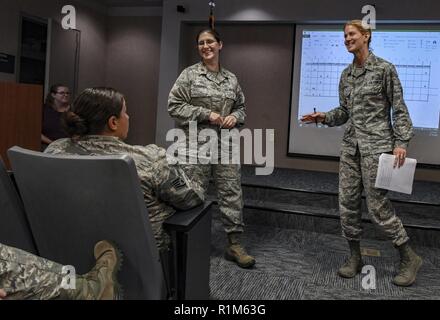 Air Force Safety Center Faktor Mensch Werkstattleiter, Maj. Heather Tevebaugh, Links, und Maj. Nancy Delaney, kurze Studenten während ihrer Kurs am Joint Base Langley-Eustis, Virginia, Okt. 10, 2018. Delaney und Tevebaugh sind sowohl Fachleute aus ihrer Karriere Felder, die um die Welt reisen Flieger über die menschlichen Faktoren in die Untersuchung von Boards und Arbeitsschutz zu unterrichten. Stockfoto