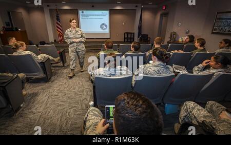 Maj. Heather Tevebaugh, Air Force Safety Center Faktor Mensch Workshopleiter, unterweist Studierende während ihres Studiums an Joint Base Langley-Eustis, Virginia, Okt. 10, 2018. Die zweitägige Übung setzen Flieger aus einer breiten Palette von Reihen und Erfahrungen in einem Klassenraum Erfahrungen auf dem Gebiet der Sicherheit von ihrer Standpunkte teilen. Stockfoto