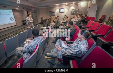 Maj. Heather Tevebaugh, Air Force Safety Center Faktor Mensch Workshopleiter, unterweist Studierende während ihres Studiums an Joint Base Langley-Eustis, Virginia, Okt. 11, 2018. Die Absolventinnen und Absolventen aus der Werkstatt wird als Kader von Fachleuten bei zukünftigen Unfalluntersuchung Boards über die Air Force Unternehmen weltweit genutzt werden. Stockfoto