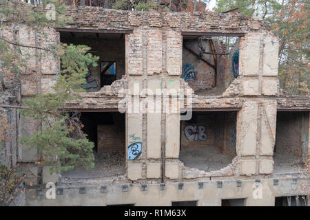 Einem alten verfallenen Haus, mit kaputten Fenstern Ruine Stockfoto