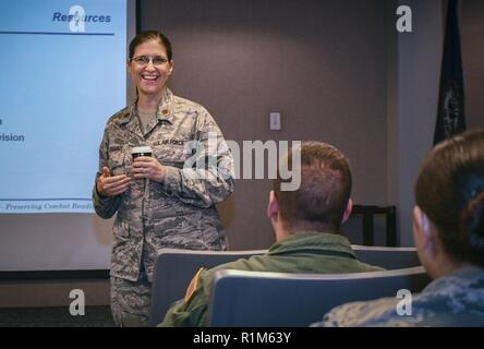 Maj. Heather Tevebaugh, Air Force Safety Center Faktor Mensch Workshopleiter, unterweist Studierende während ihres Studiums an Joint Base Langley-Eustis, Virginia, Okt. 11, 2018. Am Workshop nahmen 27 Studierende aus der ganzen Luft zwingen, über verschiedene Aspekte der Arbeitssicherheit mit der Absicht der Absolventen als Kader von Fachleuten bei zukünftigen Unfalluntersuchung Boards zu verwenden. Stockfoto