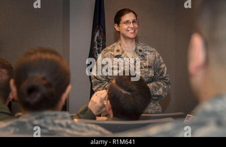 Maj. Heather Tevebaugh, Air Force Safety Center Faktor Mensch Workshopleiter, unterweist Studierende während ihres Studiums an Joint Base Langley-Eustis, Virginia, Okt. 11, 2018. Tevebaugh ist ein Gegenstand der klinischen Psychologie Berufsfeld, der um die Welt reist Flieger über die menschlichen Faktoren in die Untersuchung von Boards und Arbeitsschutz zu unterrichten. Stockfoto